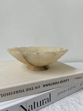 Load image into Gallery viewer, Marble Scalloped Bowl