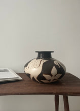 Load image into Gallery viewer, Chulucanas Peruvian Clay Vase