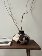 Load image into Gallery viewer, Chulucanas Peruvian Clay Vase