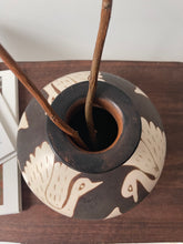 Load image into Gallery viewer, Chulucanas Peruvian Clay Vase