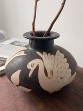 Load image into Gallery viewer, Chulucanas Peruvian Clay Vase